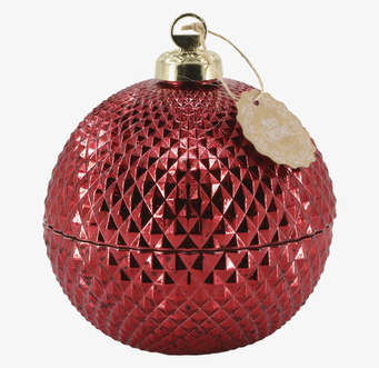 Bild på röd julkula med geometriskt mönster och gulddetalj
