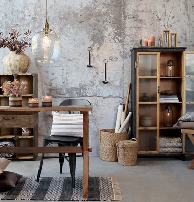 Bild: Harmonisk inredning med trä, glas och naturliga detaljer