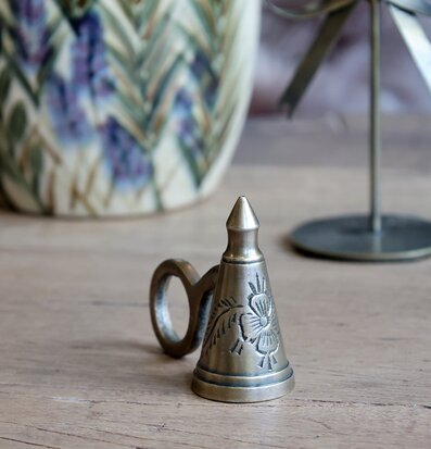 Bild av antik ljussläckare i mässing med dekorativ inredning