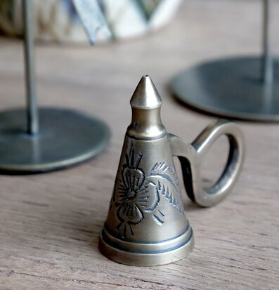 Bild på antik ljussläckare i mässing med blommönster och trä