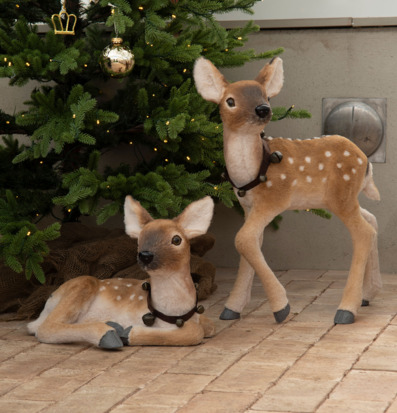 Bild på julgran och dekorativa dovhjortar i harmonisk miljö