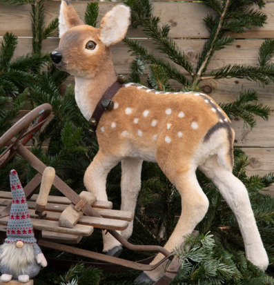 Bild av vinterinredning med dovhjort, tomte och släde