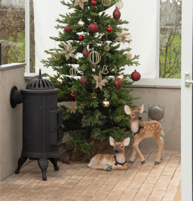 Bild: Julgran och dovhjortar i vinterinspirerad inredning