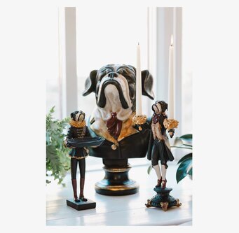 Bild med dekorativa bulldogljusstakar och elegant inredning