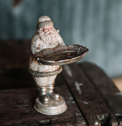 Bild av tomte med fat på rustikt träbord – vinterdekoration