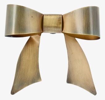 Bild av stor väggdekoration i metall med rosett och mässingston