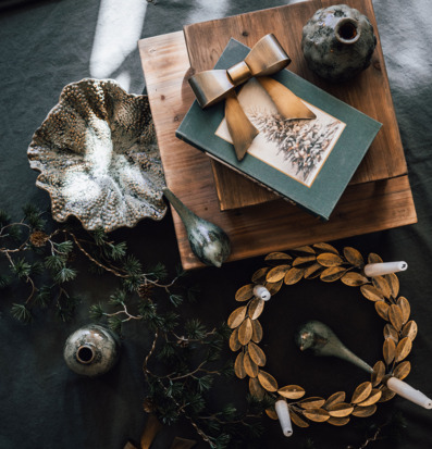 Bild av harmoniskt arrangemang med naturinspirerad inredning