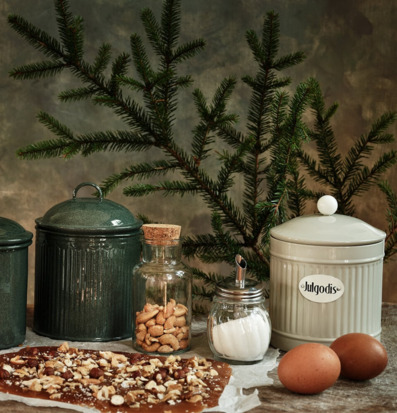 Bild av stämningsfullt julkök med burkar och hemlagat godis