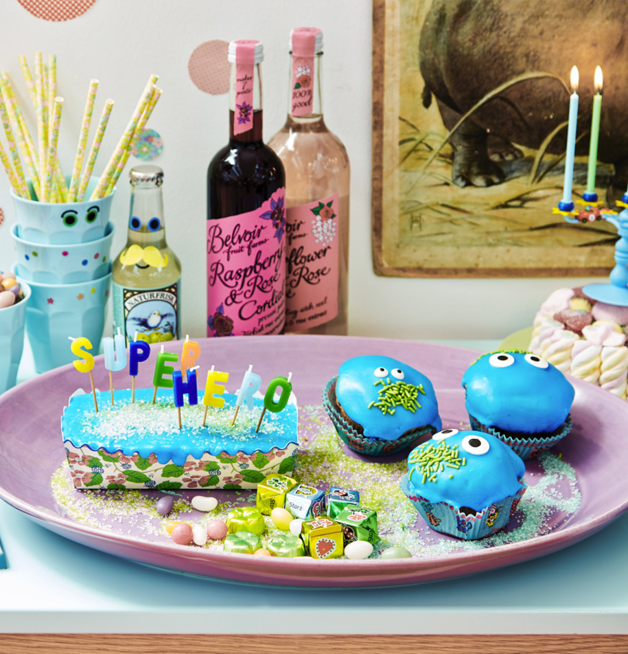 Serveringsfat Lavendel Large från Rice med kakor och cupcakes