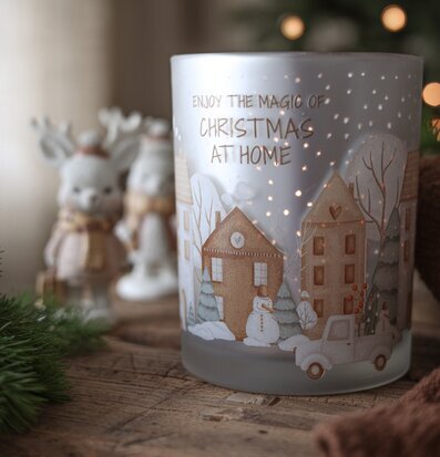 Bild av dekorativt ljusglas med vintermotiv och julstämning