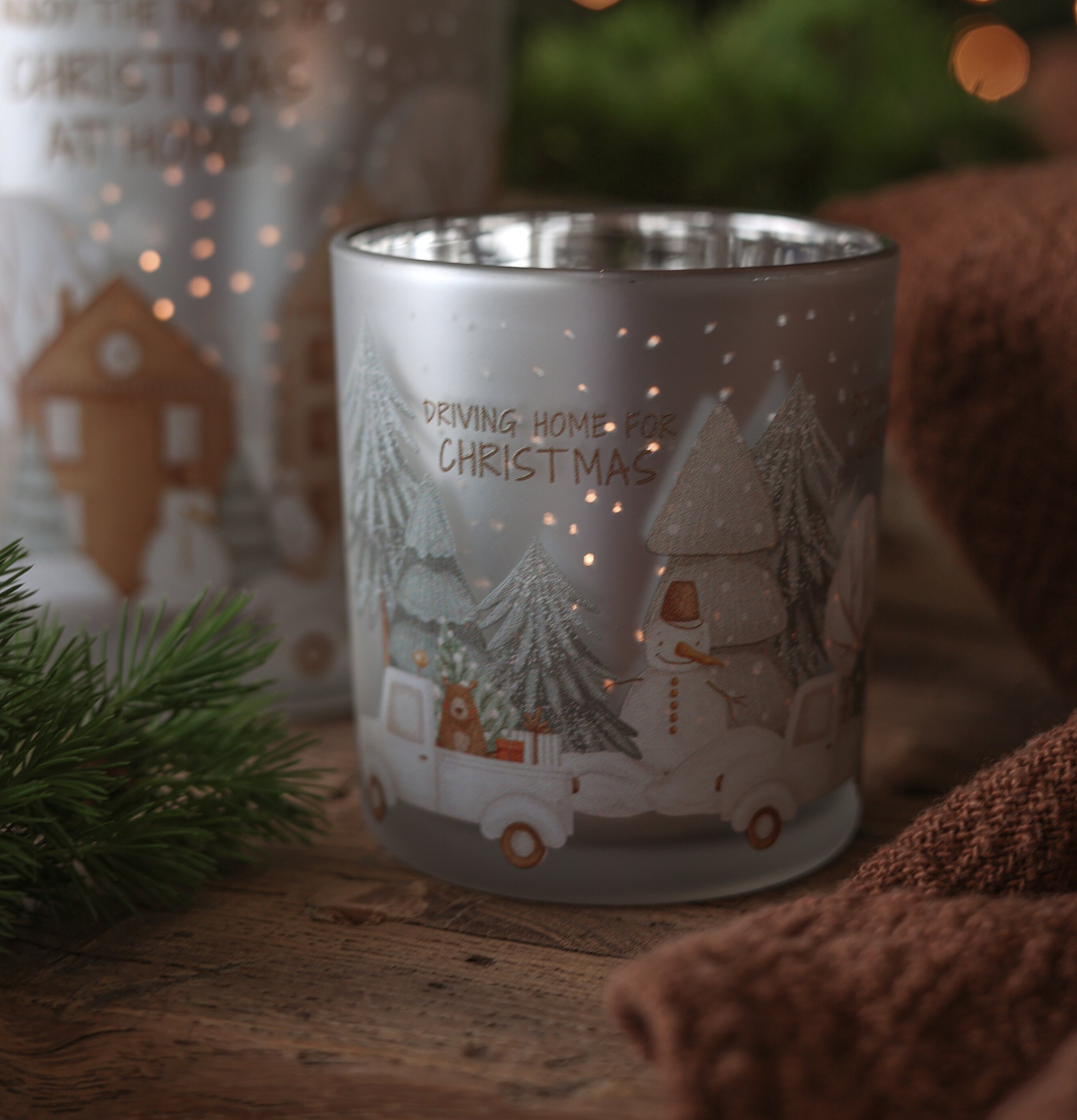 Driving Home For Christmas - Majas Cottage Ljusstakar Adventsstakar Ljushållare Ljushyllor Lyktor Endless Light Ljuslyktor