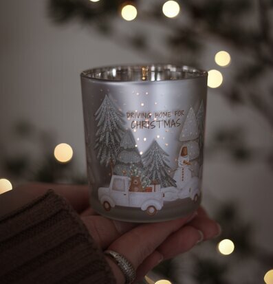 Bild av vinterlykta med bil, snögubbe och julstämning