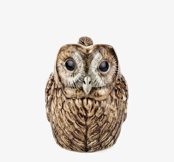 Bild av keramikkanna formad som uggla mot vit bakgrund