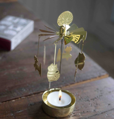 Bild av klassiskt änglaspel i varm och hemtrevlig miljö