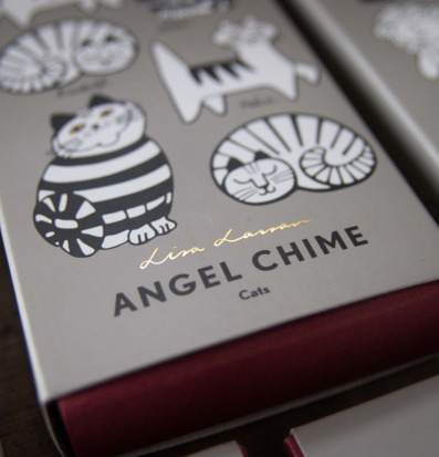 Bild på stilren ask med kattmotiv – dekorativ inredningsdetalj