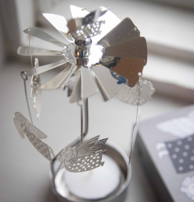 Bild på klassiskt änglaspel i mjukt ljus vid fönster