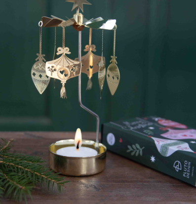 Bild av klassiskt änglaspel med vinterkänsla och julstämning