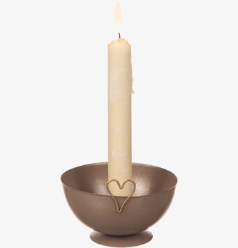 Bild av hamrad brun ljusstake med hjärtdetalj och tänt ljus