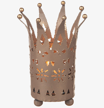 Bild av kronformad ljuslykta i hamrad plåt med stansat mönster