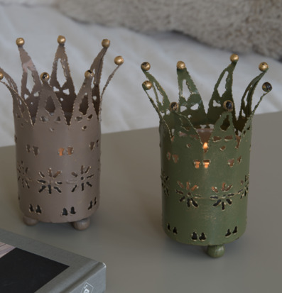 Bild på två hamrade ljuslyktor i kronform på grått bord