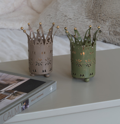 Bild: Inbjudande stilleben med ljuslyktor i harmoniskt hem