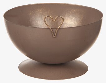 Bild av rund hamrad skål i brun plåt med hjärtdetalj