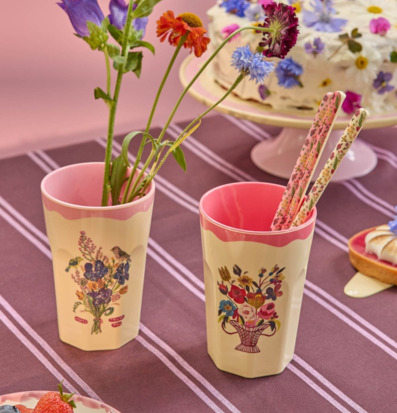 Bild på somrig dukning med blommiga muggar och tårta