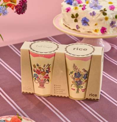 Bild av färgglad dukning med blommor, fika och sommarkänsla