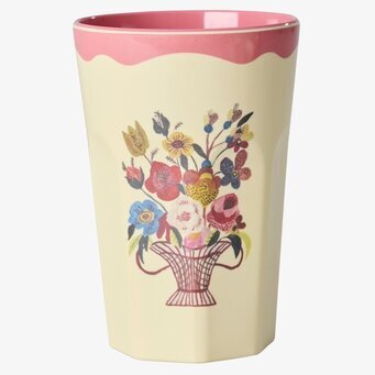 Bild på melaminmugg med blommor och rosa vågig kant