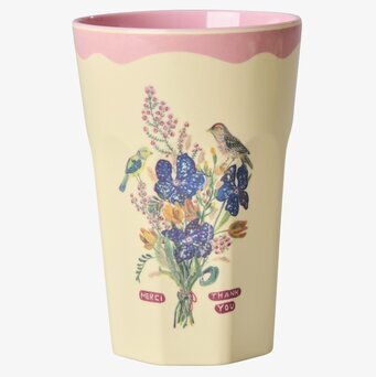 Bild på melaminmugg med blommor och fåglar i mjuka färger