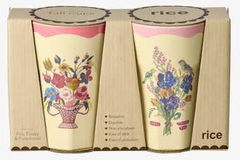 Bild på två färgglada melaminmuggar med blomstermotiv