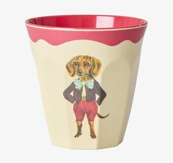 Bild på melaminmugg med tax i kläder och röd dekorativ kant