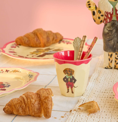 Bild av lekfull dukning i pastell med mugg och djurmotiv