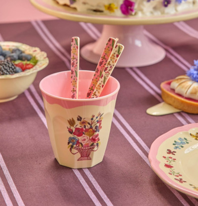 Bild av elegant dukning med pastell och blommiga detaljer