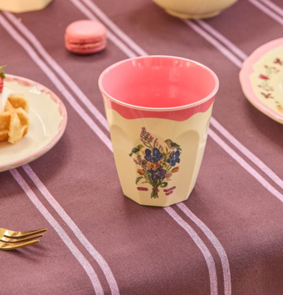 Bild av färgglad dukning med blommig mugg och pasteller