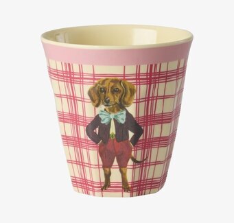 Bild på barnmugg med tax och rutmönster i lekfull design