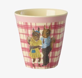 Bild på barnmugg med dansande ekorrar och lekfull design