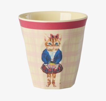 Bild på barnmugg med katt i skoluniform och presentmotiv