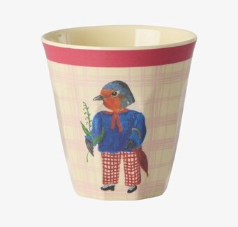 Bild på lekfull barnmugg med fågelmotiv och färgglad design
