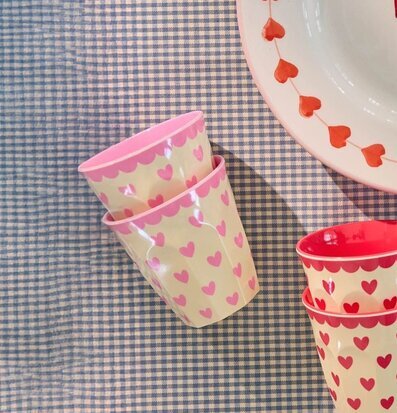 Bild av lekfull dukning med pastell och hjärtmönster i kök