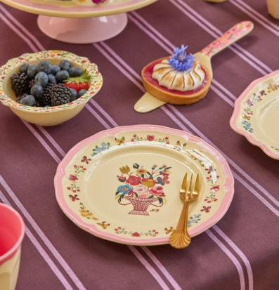 Bild av färgstark somrig dukning med tårta och blommor