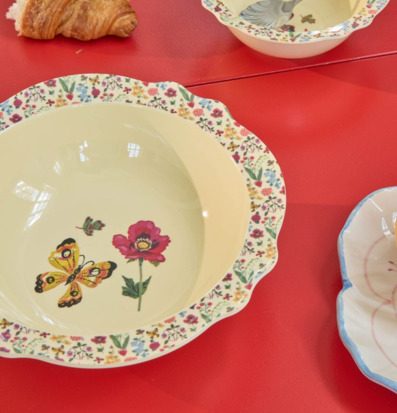 Bild av färgstark bordsdukning med skålar och croissant