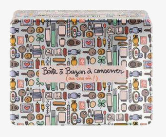 Bild på färgglad plåtburk med lekfullt mönster och godsaker