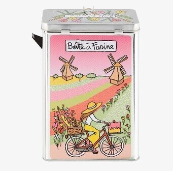 Bild av plåtburk med cyklist i färgstarkt lantligt landskap