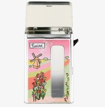 Bild på plåtburk för mjöl med landskapsmotiv och fönster