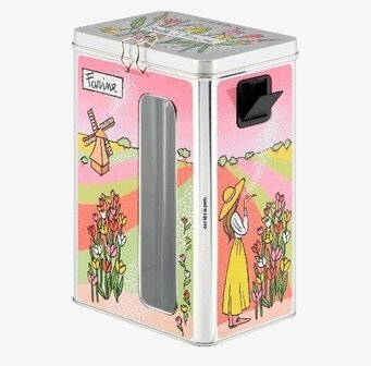 Bild av färgglad plåtburk med tulpanfält och kvinna i hatt