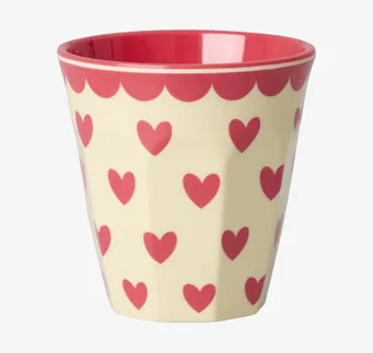 Bild på färgstark melaminmugg med röda hjärtan och gul bas