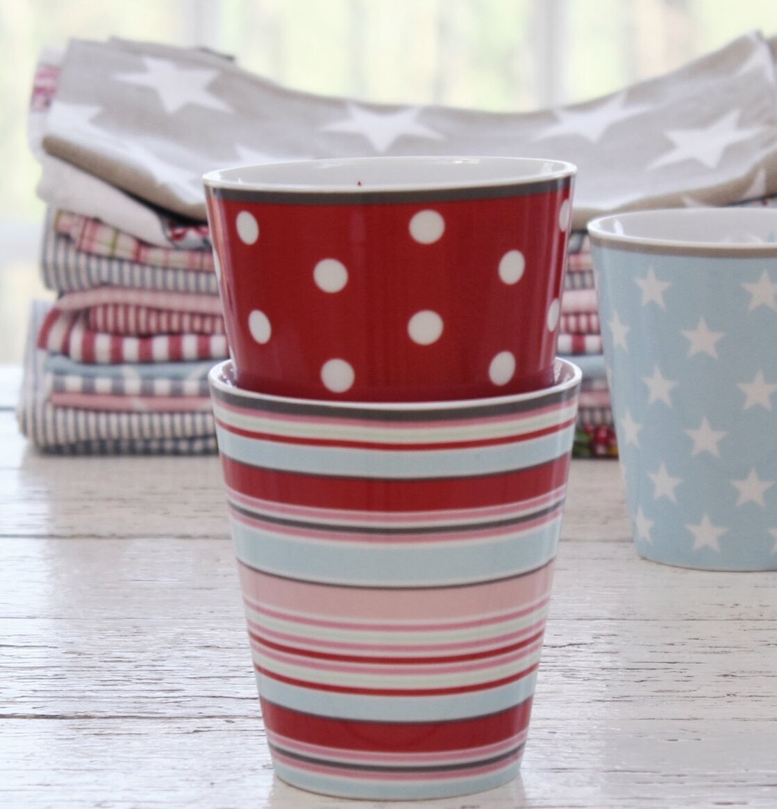 Krasilnikoff Happy Mugs - Multistripes på vitt träbord