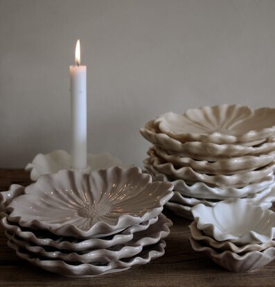 Foto: Blomformade assietter i ljus med stearinljus