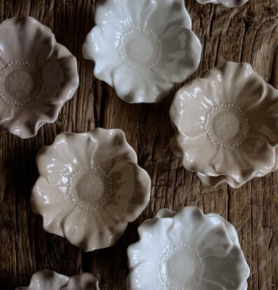 Foto: Blomformade keramikskålar på rustikt träbord